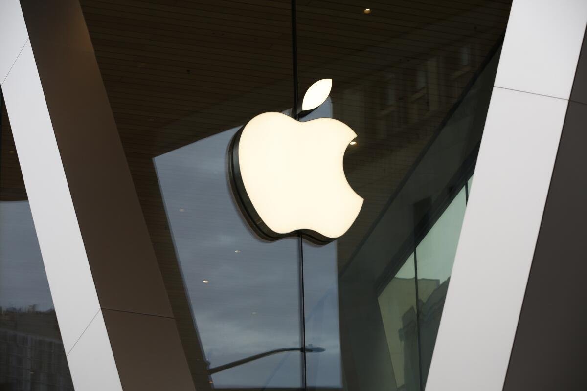 Apple Offers Bonuses to Stop iPhone Engineers Joining OpenAI